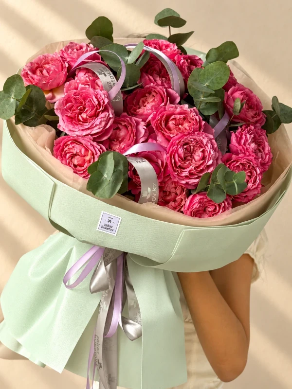 Букет "Пиони роуз мини" из пионовидных кустовых роз — «Пиони роуз мини» — гармоничный букет из 5 роз и 1 ветви эвкалипта.